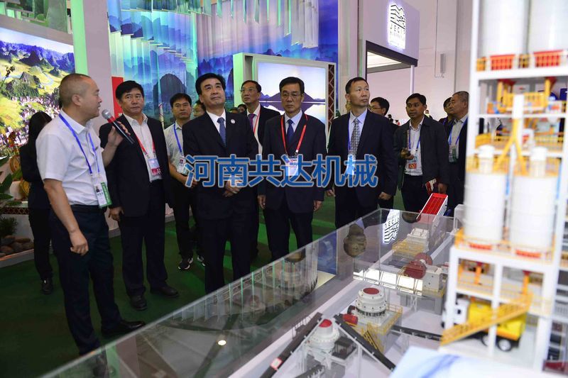 河南省副省長(cháng)何金平帶隊到南博會(huì )河南展區視察并參觀(guān)訪(fǎng)問(wèn)了我公司展位